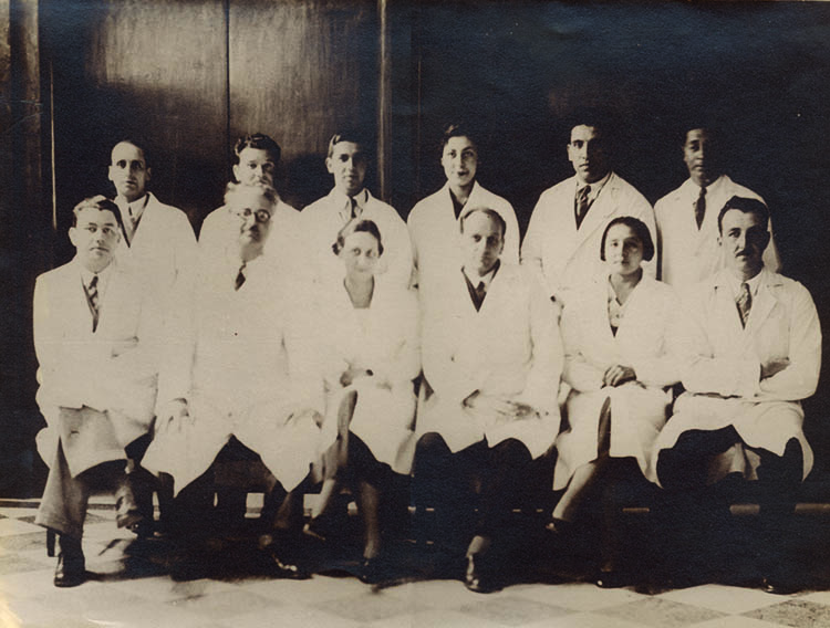 Profesores de Escuela de Medicina Universidad de Concepción // Al centro Ottmar Wilhelm G., 1er izquierda René Louvel B., 2do de la izquierda Carlos Olvier Schneider - Archivo Histórico de Concepción
